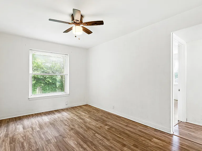 1076 Wilshire Ave — Photo 9