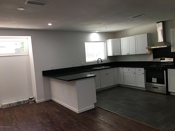 4th image of 804 N Madison Ave