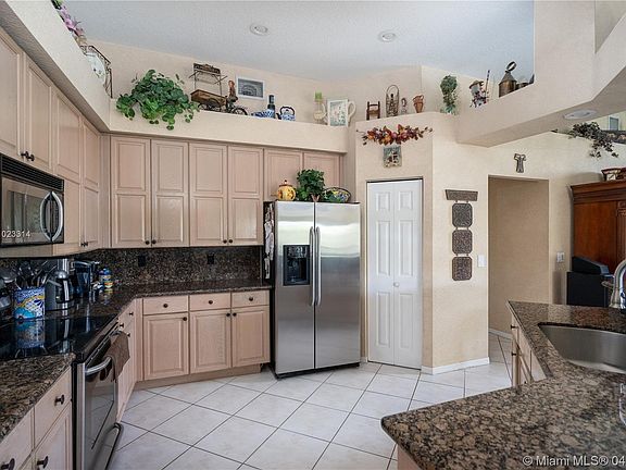 5th image of 16415 Mariposa Cir N