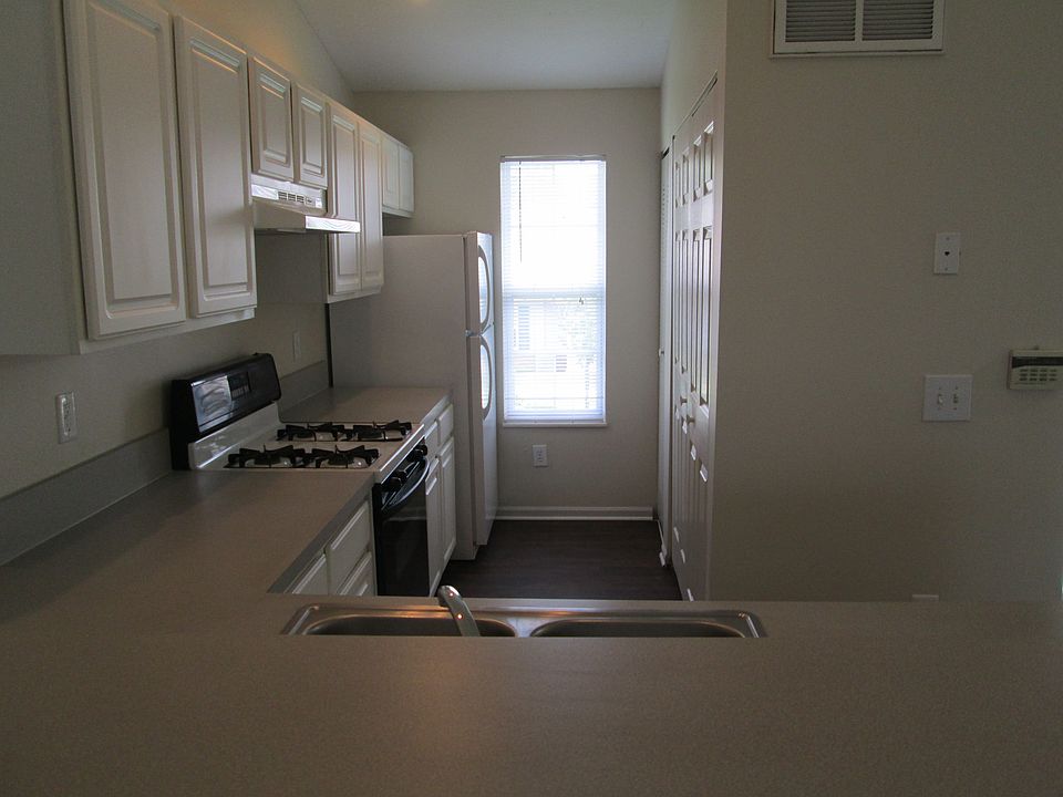 Plenty of cabinet and counter space in this kitchen