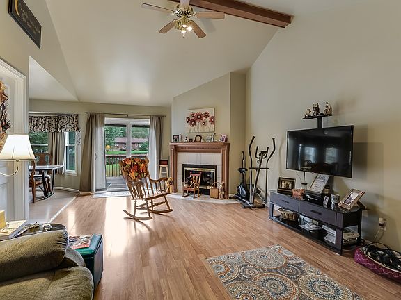 5th image of 449 Thomas Way