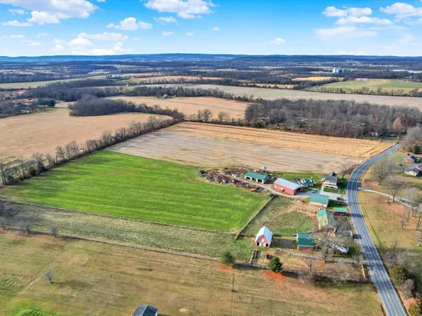 2894 Oxford Rd, New Oxford, PA 17350