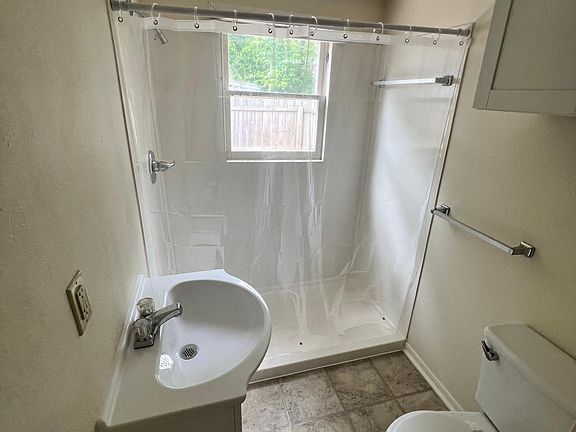 5th image of 916 1/2 W Brooks St