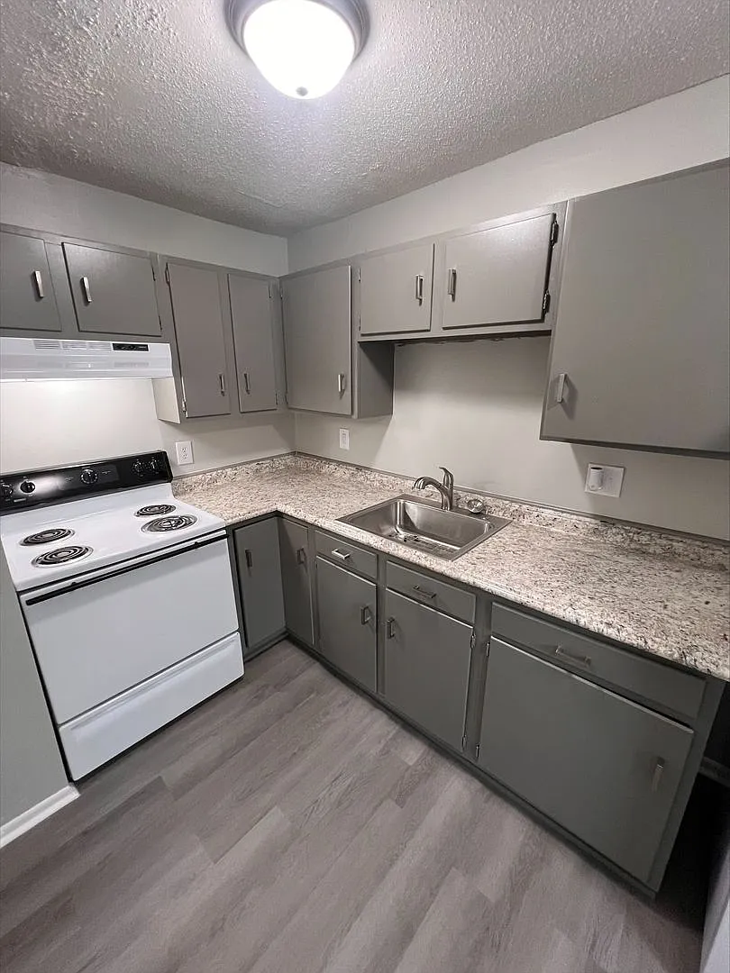 Evergreen Apartments — Photo 2