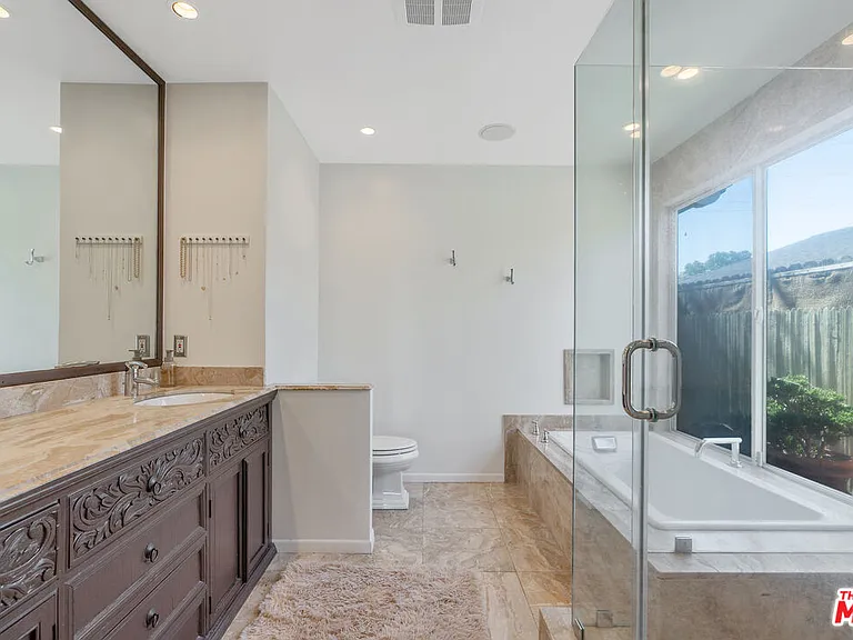 4246 S Cloverdale Ave — Photo 19