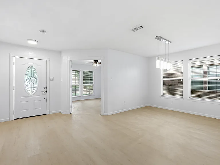 417 Niagara Falls Dr — Photo 4