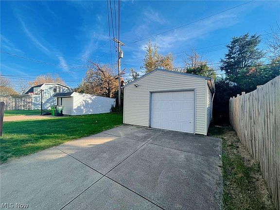 4th image of 10616 Wadsworth Ave