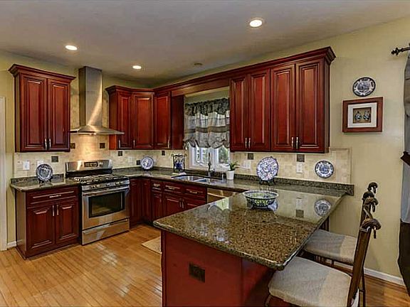 4th image of 701 Tallwood Cir