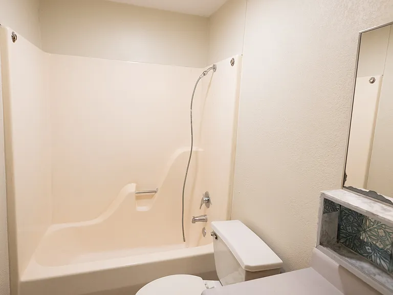 213 Neosho St #F — Photo 4