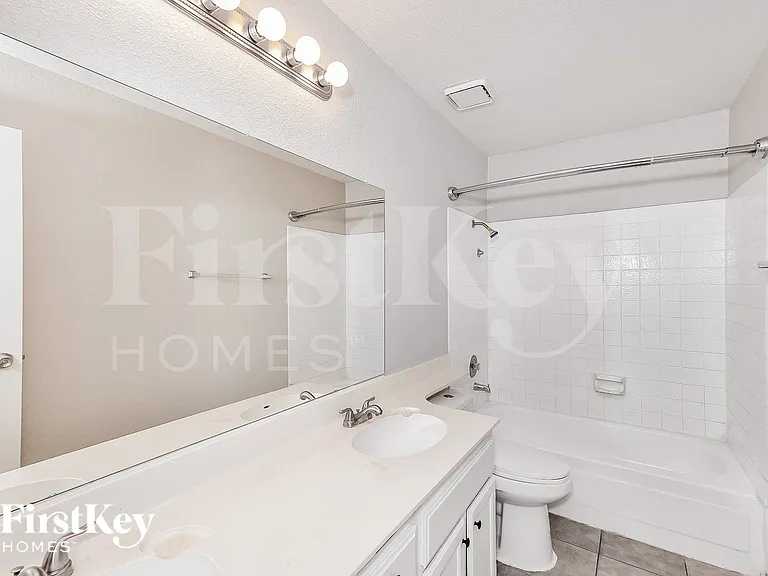 2359 Los Feliz St — Photo 10