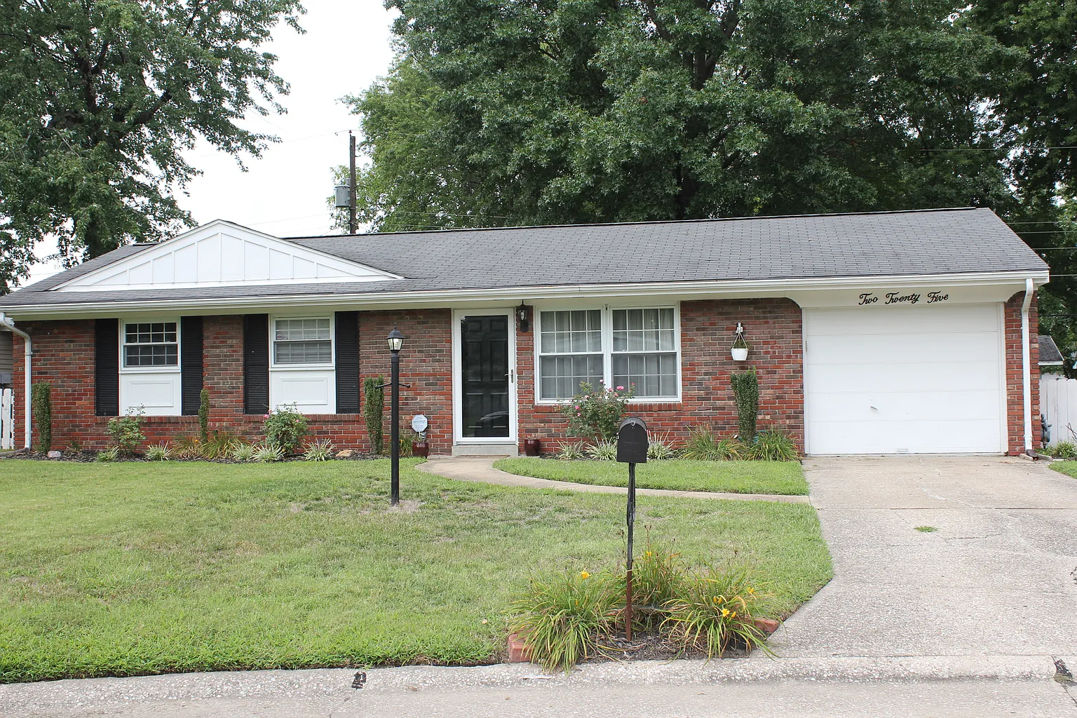 225 Mimosa Ave photo 1
