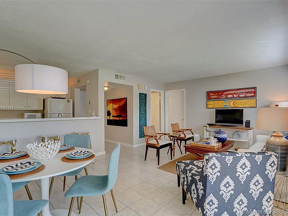 4th image of 701 NW 19th St APT 102