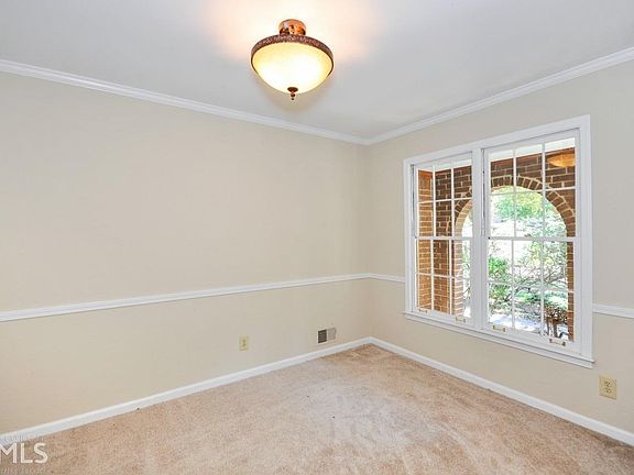 5th image of 390 Barkshire Ln