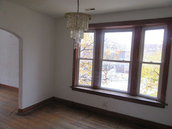 3rd image of 148 N Leclaire Ave