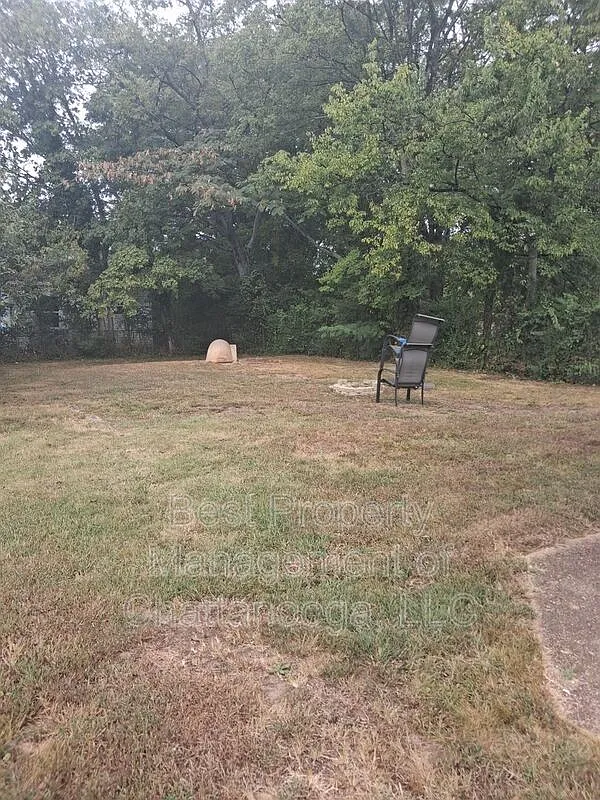 2 bed, 1.0 bath, 900 sqft — Photo 3