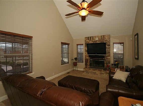 4th image of 1702 NE Oakridge Dr