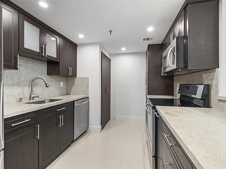 2457 Collins Ave #307 — Photo 2