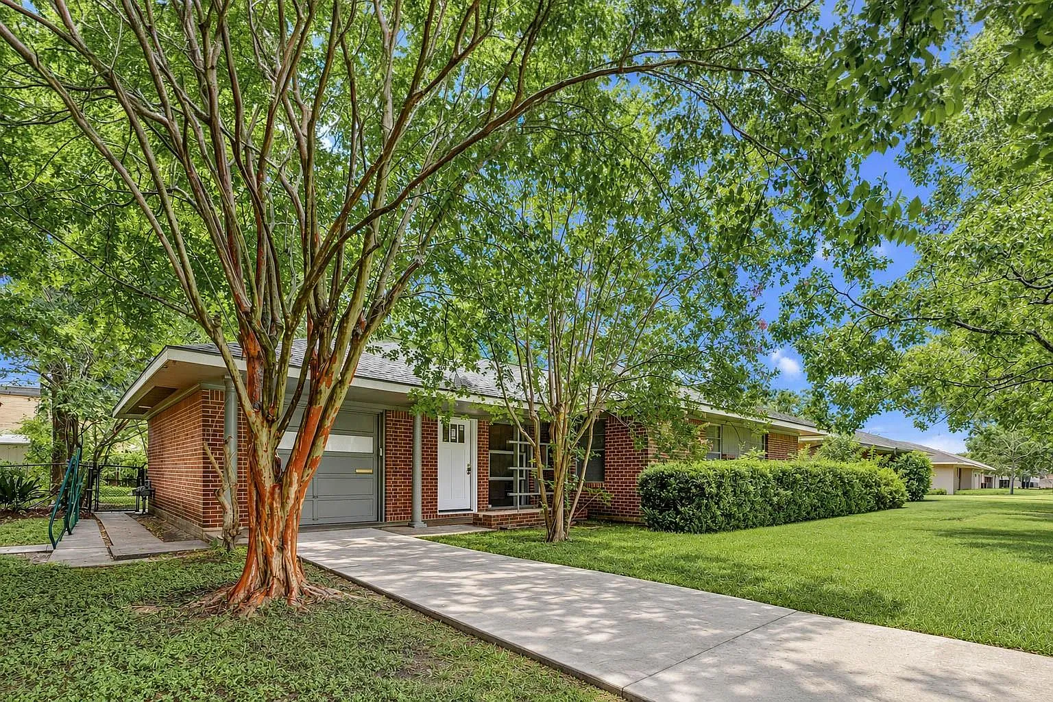 3 bed, 1.5 bath, 1182 sqft, $1,995 — Photo 2