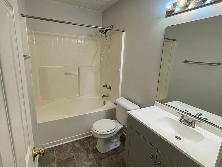 220 John Ct — Photo 16
