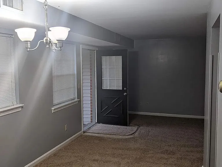 910 Rhue Haus Ln #B — Photo 2