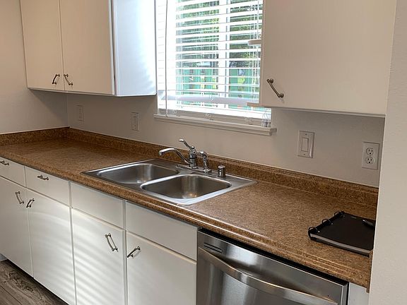 4th image of 1113 SE 6th Ave #101