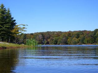 222 Pocono Dr, Gouldsboro, PA 18424