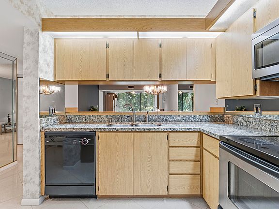5th image of 6145 Balboa Circle #103