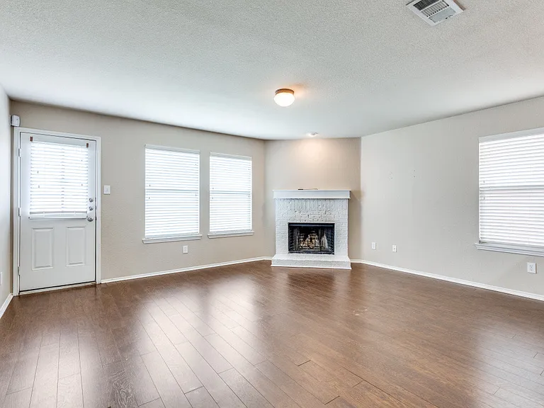 2417 Grand Rapids Dr — Photo 2