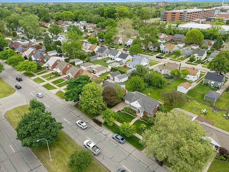 21311 Outer Dr — Photo 44