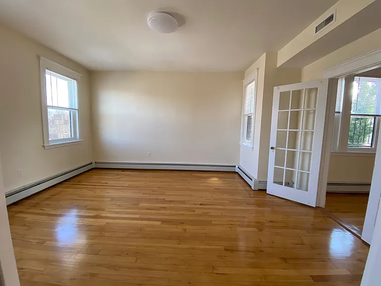 1102 Cambridge St — Photo 2