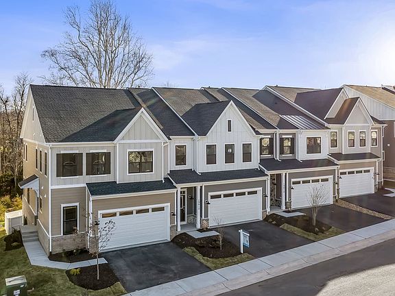 A streetview of the Beaumont II in Cadence at Lansdowne by Brookfield Residential