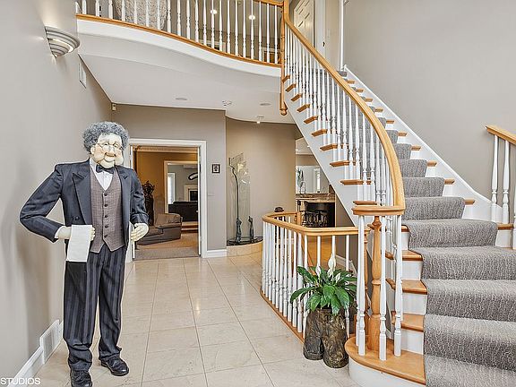 2-story foyer