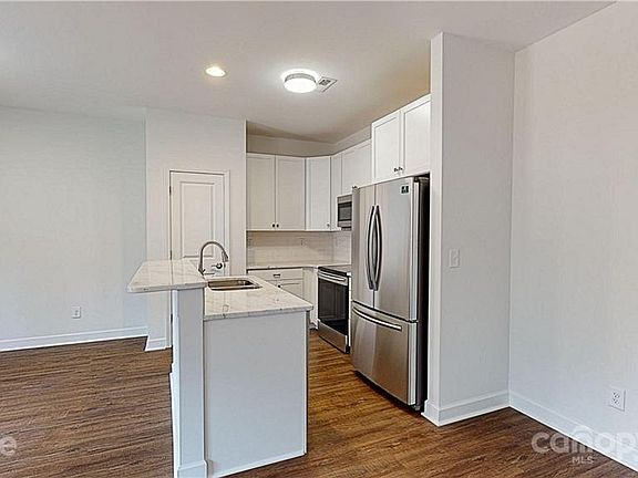 3rd image of 1051 Sycamore Ave #1