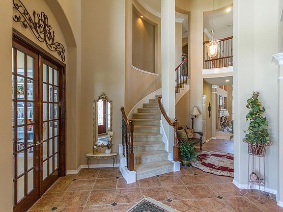 Grand foyer entrance w/ceramic tiles w/ insert designs