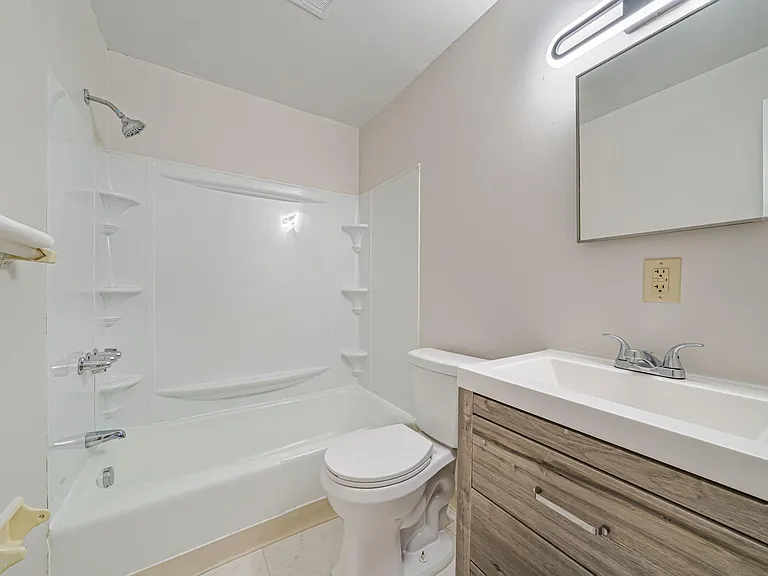 Brooklane Manor Apartments — Photo 26