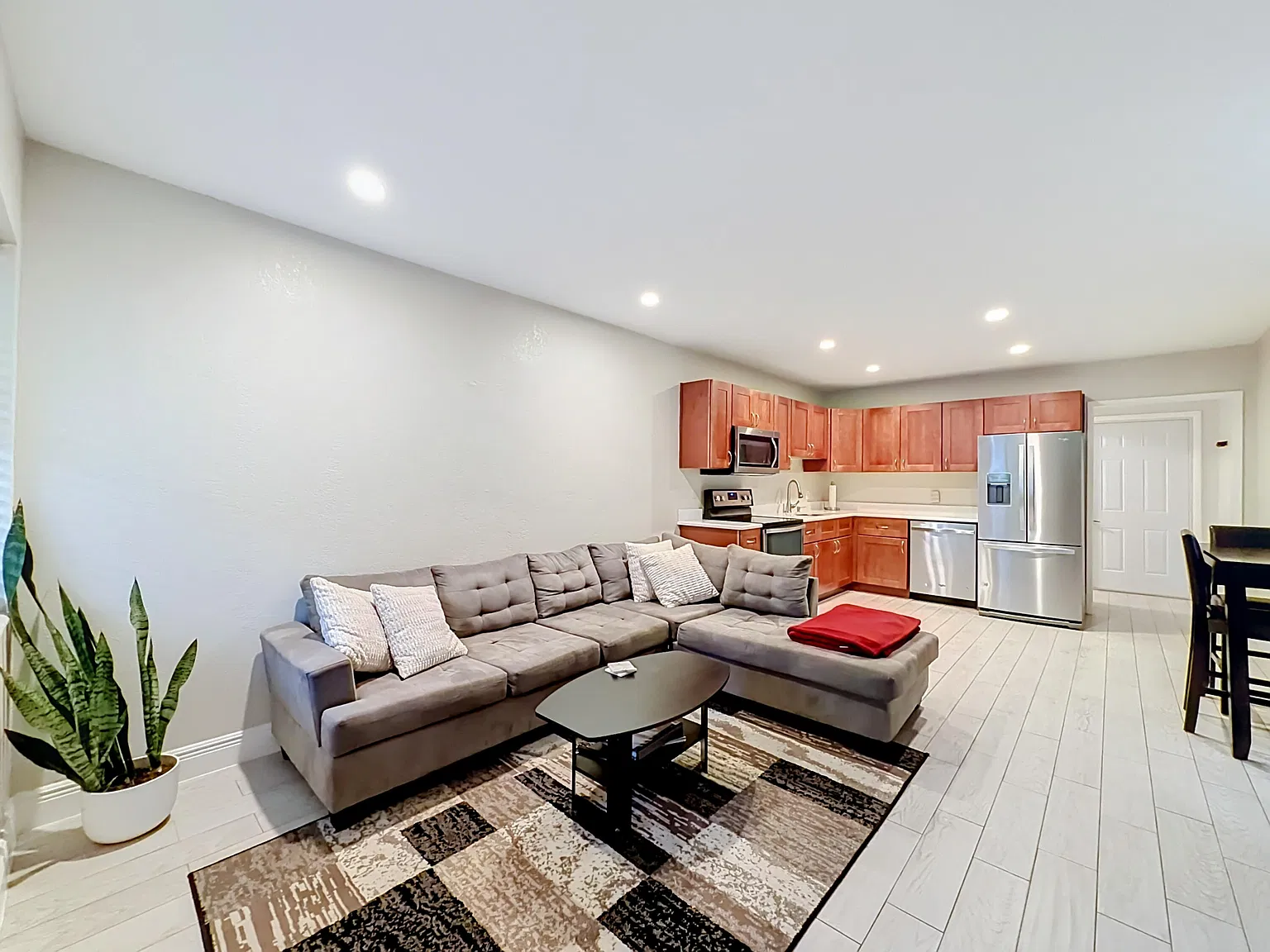 2 bed, 1.0 bath, 770 sqft, $2,490 — Photo 4