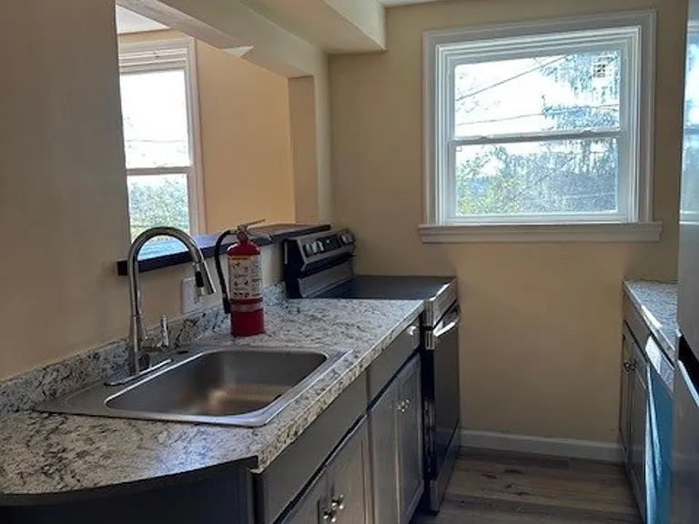 2437 Mercer St — Photo 7