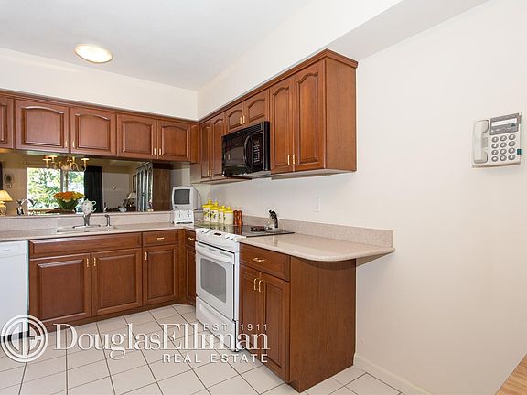 5th image of 311 Fox Hill Dr
