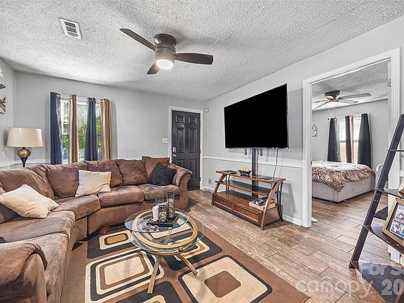 4th image of 439 Baker Street Ext