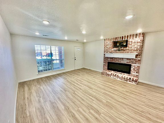 2nd image of 800-802 E Kara Ln #800