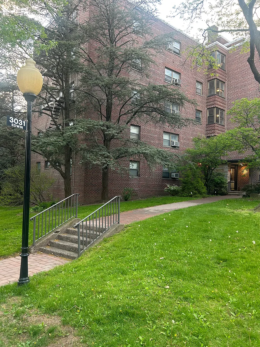 Building Photo - 3031 Edwin Ave #4H