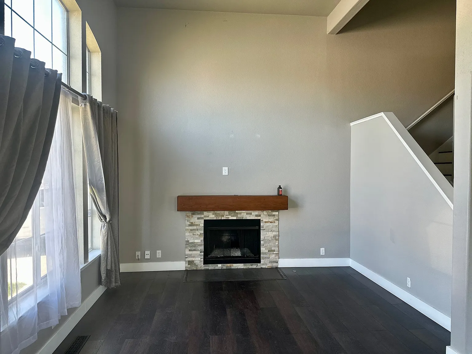 3 bed, 2.5 bath, 1607 sqft, $3,400 — Photo 2
