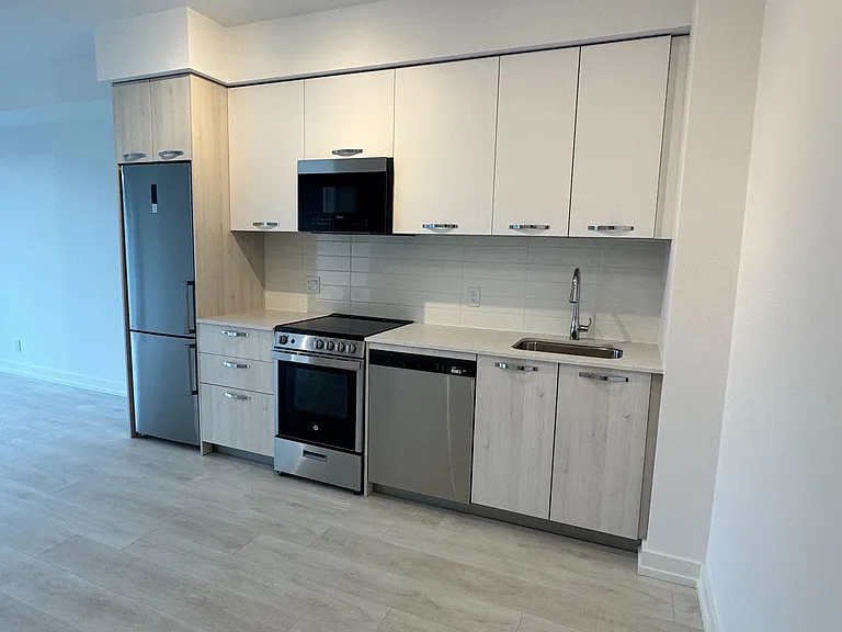 75 James St S #624 — Photo 6