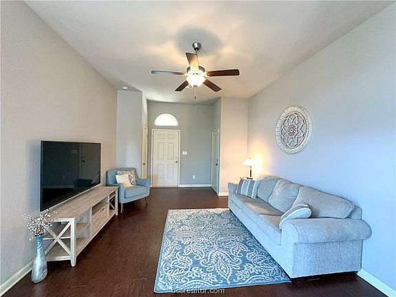 5th image of 1052 Venice Dr