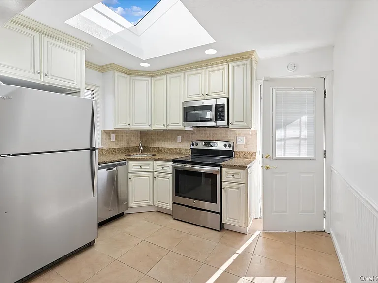 31 Evelyn Ln — Photo 7