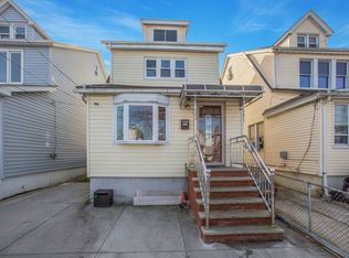 13709 249th St, Rosedale, NY 11422