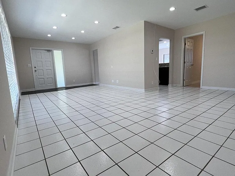 499 W Conference Dr — Photo 15