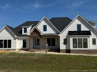 5711 Edge Farm Dr, Hope Mills, NC 28348