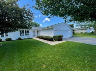 900 Quill Dr, Roscoe, IL 61073