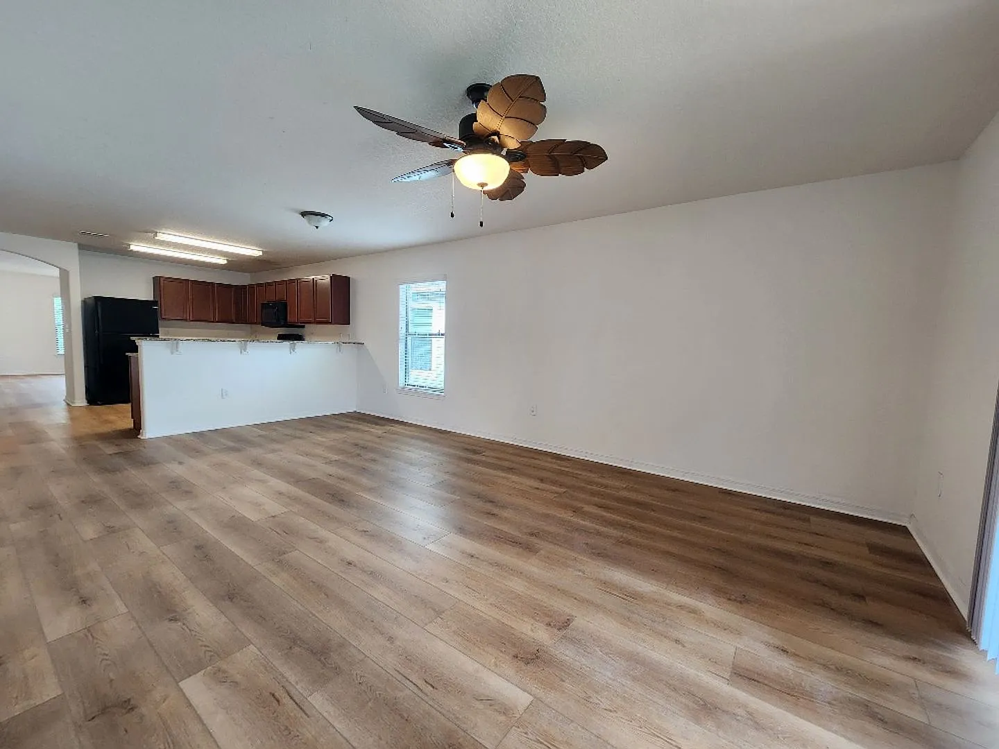 Gorgeous 4-Bedroom, 2-Bathroom in Riverview — Photo 4